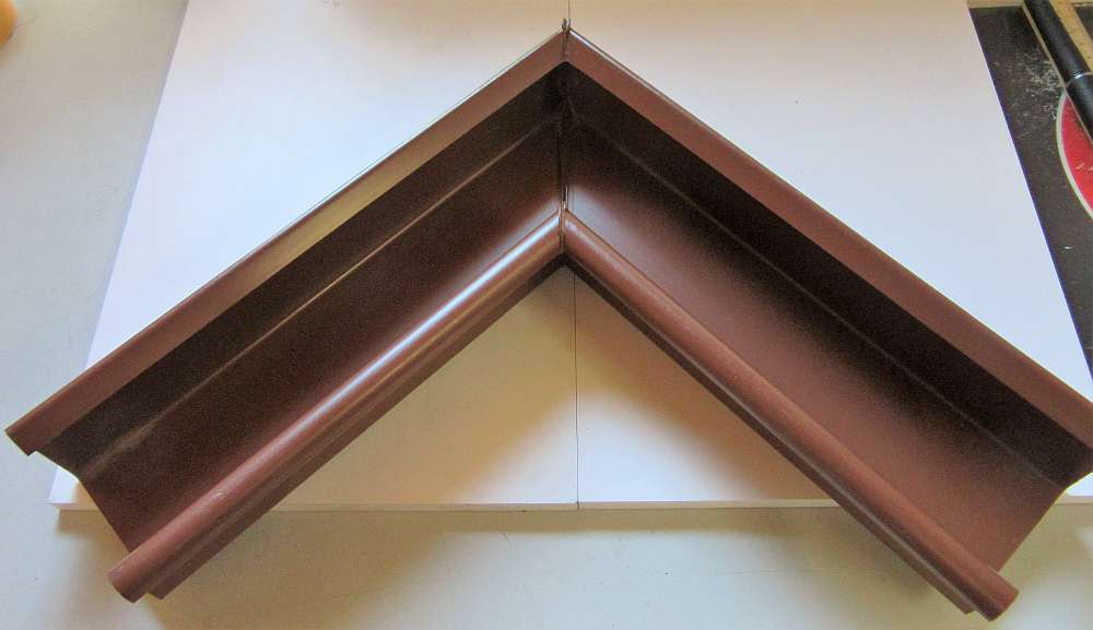 Inefa PVC-Rinnenwinkel 90° NW70 Wulst Innen Braun Dachrinne 270mm Schenkellänge