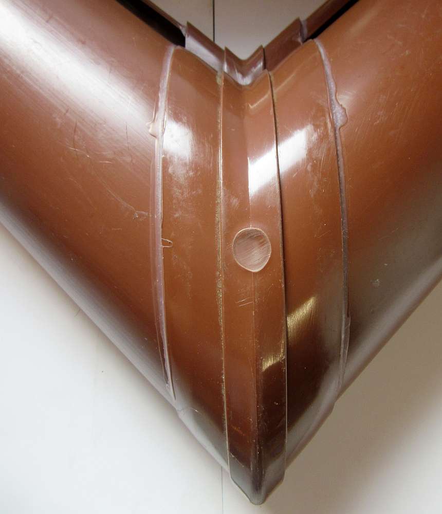 Inefa PVC-Rinnenwinkel geklebt NW 125 90° Wulst innen Braun 8024 für Regenrinne