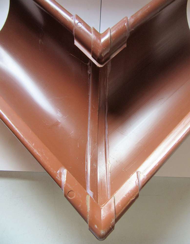 Inefa PVC-Rinnenwinkel geklebt NW 125 90° Wulst innen Braun 8024 für Regenrinne
