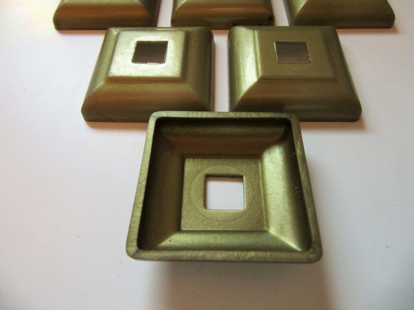 Rosette 39 x 39mm, Loch 10 x10mm Kunststoff Gold – eckig